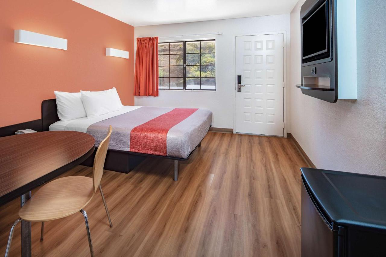 6-thousand Oaks, Ca Hotel 2*