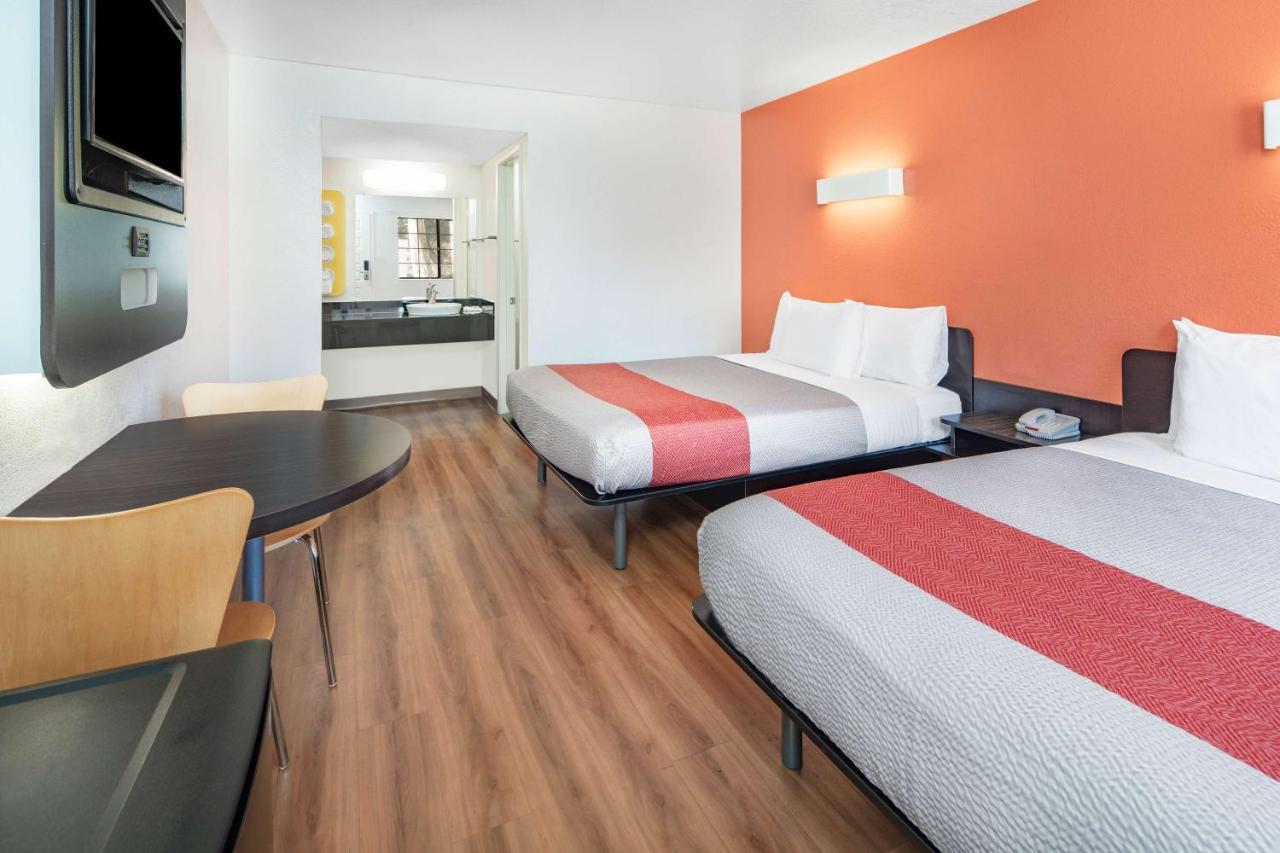 6-thousand Oaks, Ca Hotel