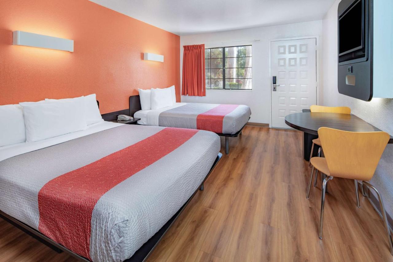 6-thousand Oaks, Ca 2* Newbury Park