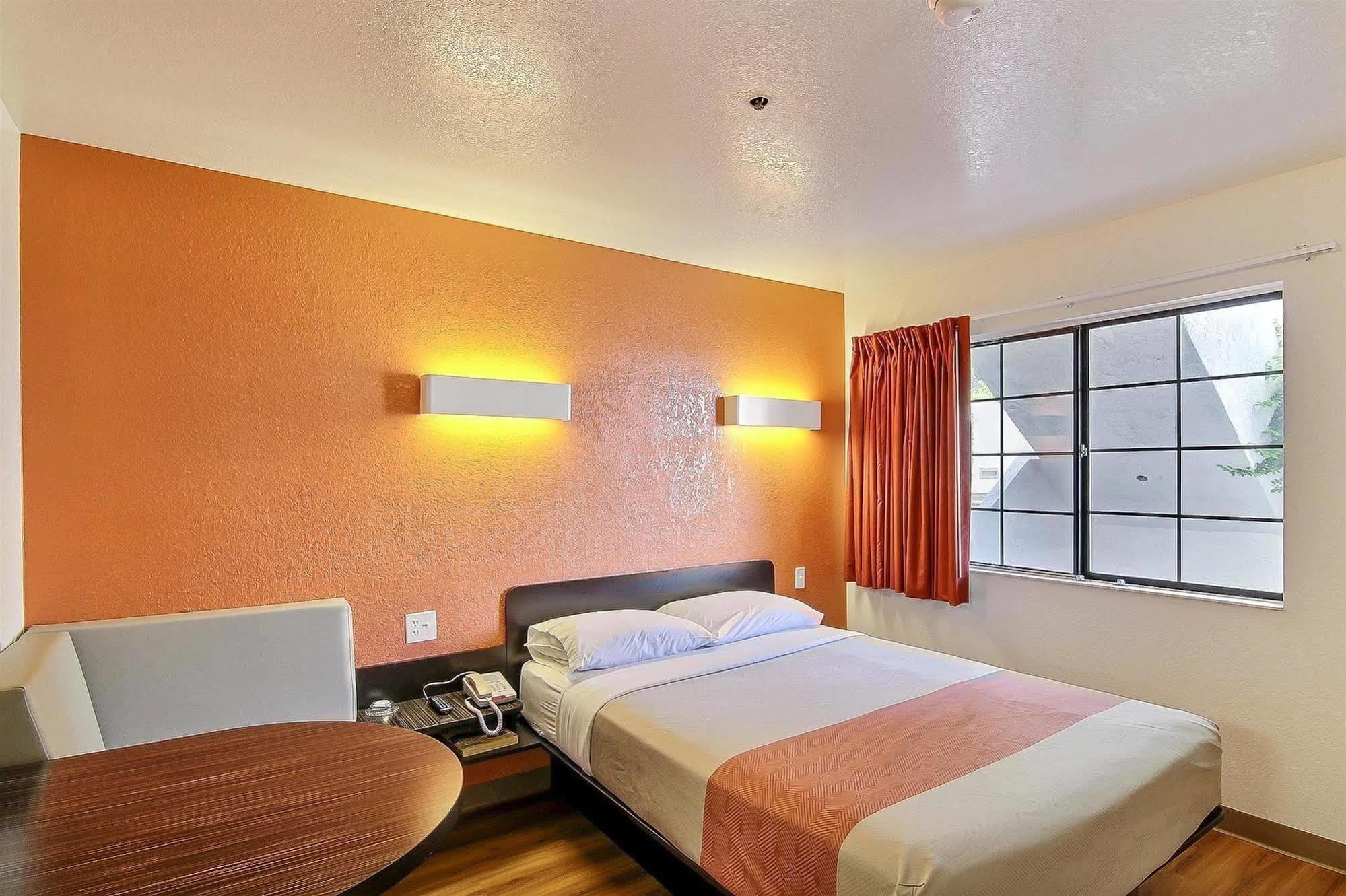 6-thousand Oaks, Ca 2* Newbury Park